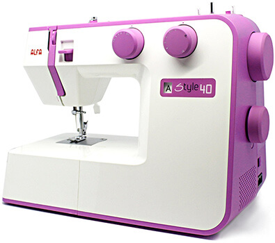 Esta es una máquina de coser barata de color violeta de la marca Alfa