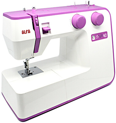 Esta es una máquina de coser barata de color violeta de la marca Alfa