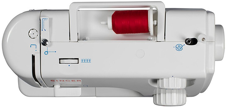Esta es una máquina de coser barata de color blanca de la marca Singer