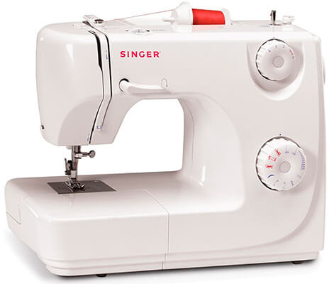 Esta es una máquina de coser barata de color blanca de la marca Singer