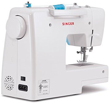 Esta es una máquina de coser barata de color azul de la marca Singer