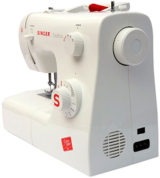 Esta es una máquina de coser barata de color azul de la marca Singer